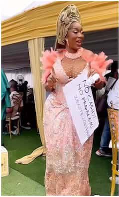 Nigerian Lady Dances With Account Number in Her Hand During Wedding