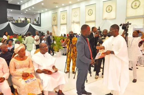 Photo Revealed How Governor Obaseki Stopped his Deputy Shaibu From Coming Close To Him