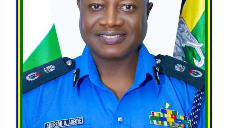 CP Aderemi Adeoye visits royal father to end crime