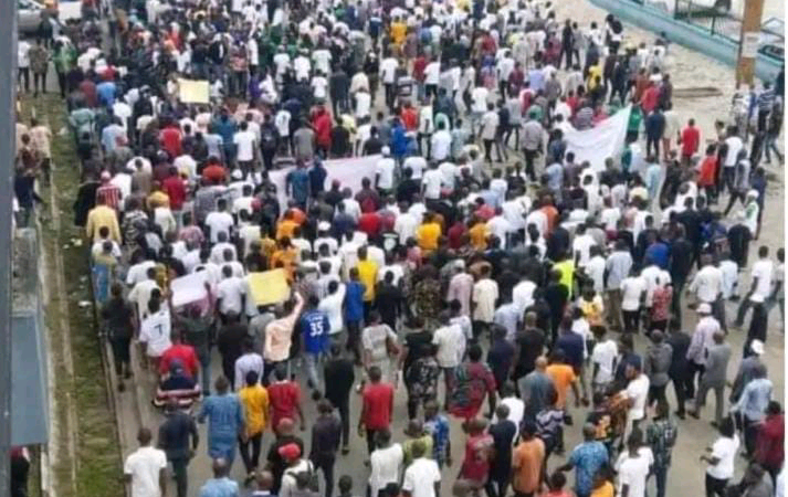 Market women, Youths protest relocation of Varsity from community