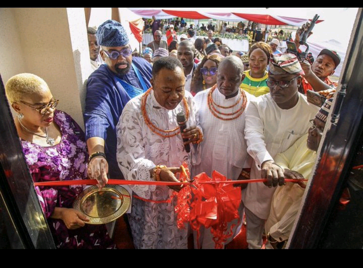 Oba Of Benin Commissions Olumide Akpata’s Project