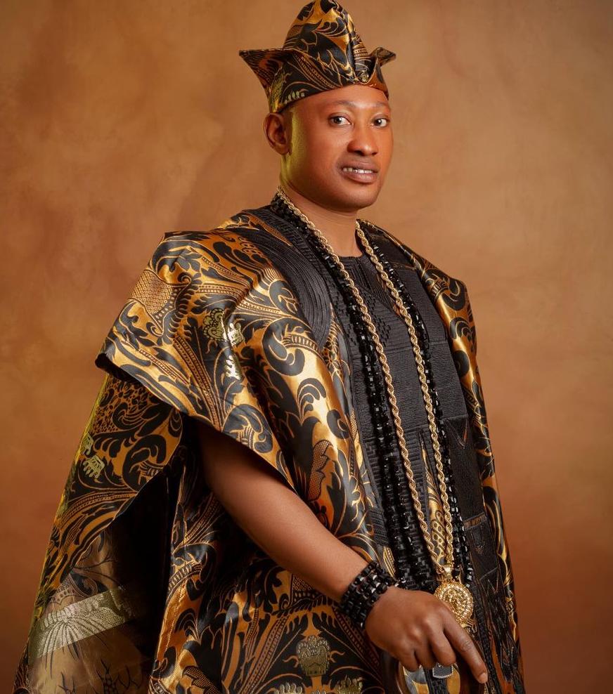 AIYEKOOTO REPORTERS FELICITATES WITH HIS ROYAL MAJESTY, THE OLORA OF ORA KINGDOM